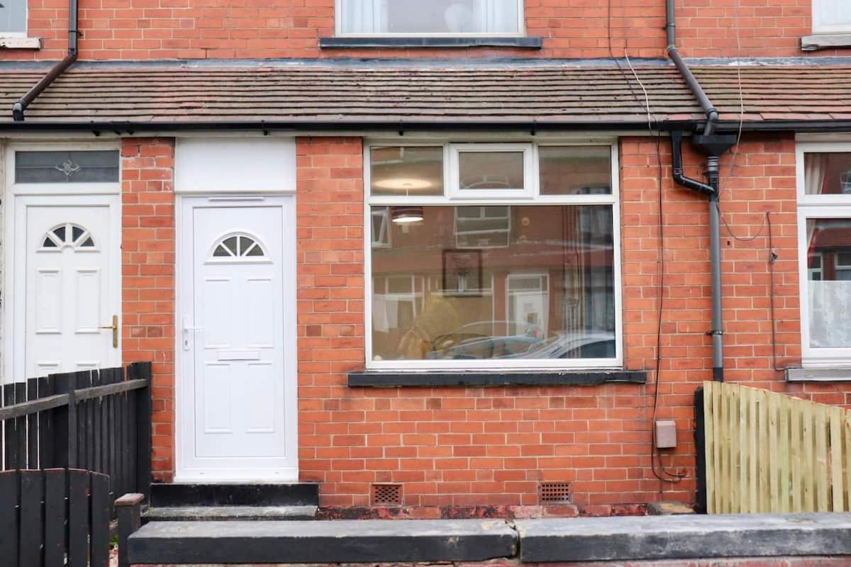 Entire Family Vacation Home . Wifi . Free Parking Leeds  Exterior photo