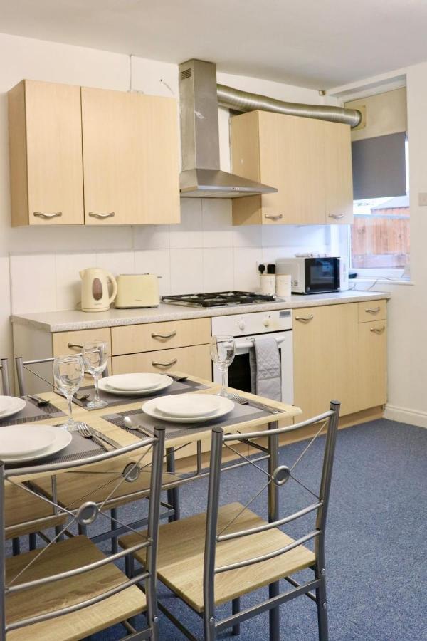 Entire Family Vacation Home . Wifi . Free Parking Leeds  Exterior photo
