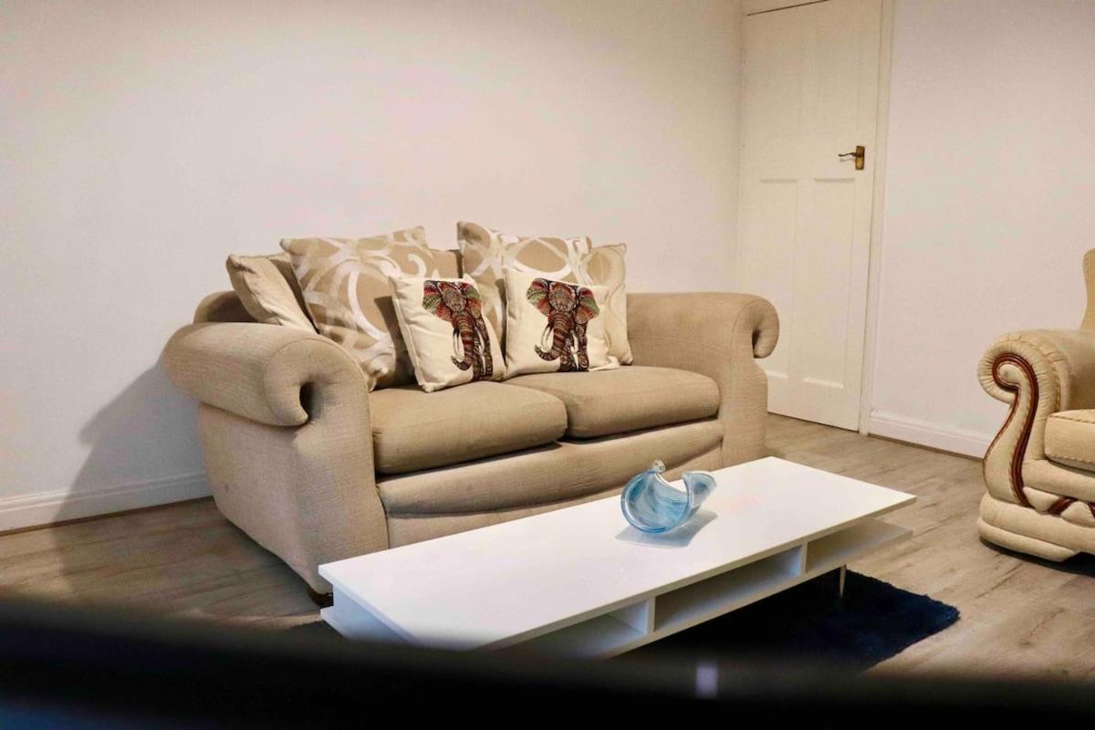 Entire Family Vacation Home . Wifi . Free Parking Leeds  Exterior photo