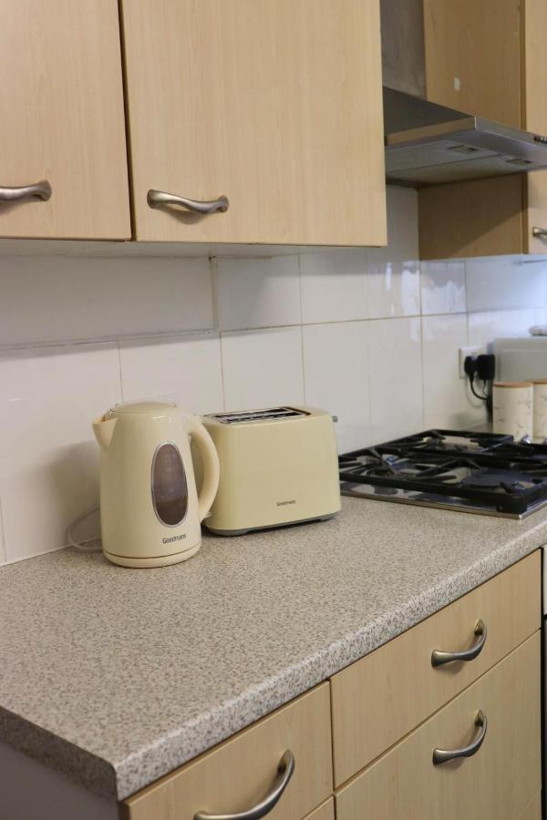 Entire Family Vacation Home . Wifi . Free Parking Leeds  Exterior photo